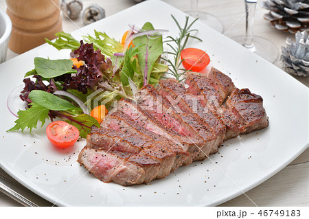 国産黒毛和牛のヒレ肉（フィレ肉）ステーキ用（生肉）。静岡県産の黒毛和牛ビーフです。 46749183