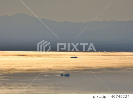 霊峰釜臥山頂から陸奥湾、鯛島を望む 霊峰釜臥山頂から陸奥湾、鯛島を望む 46749224