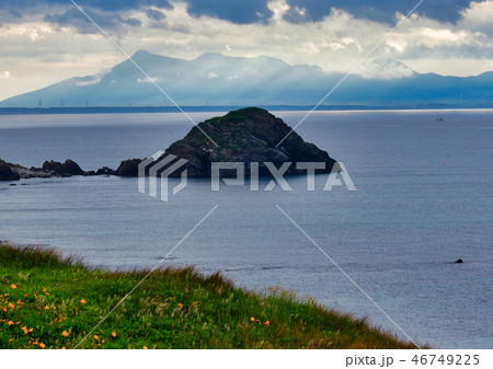 下北半島 尻屋崎から霊峰釜臥山を望む 下北半島 尻屋崎から霊峰釜臥山を望む 46749225