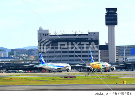 大阪国際空港　飛行機　待機 46749408
