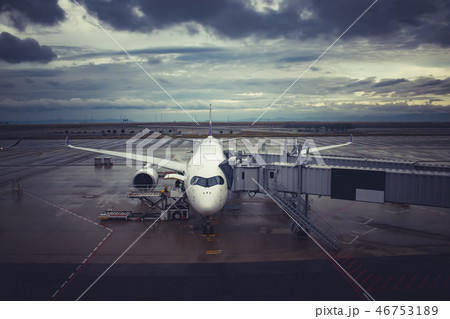 Plane parked at the airport.walkway for passengers 46753189
