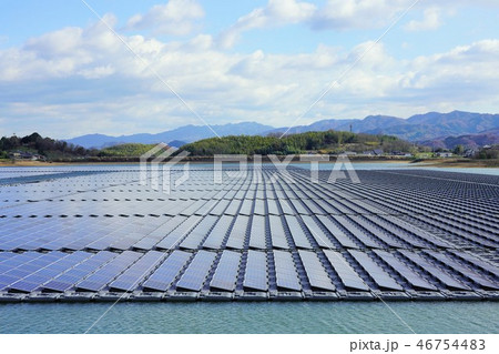 水上の太陽光発電所（香川県・新池） 46754483
