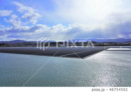 水上の太陽光発電所（香川県・新池） 46754502