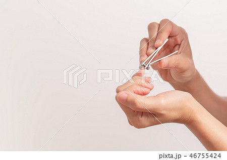 woman hand cutting nails using nail clipper 46755424