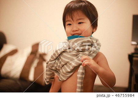 着替える男の子 着替える男の子 46755984