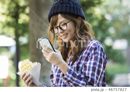公園でスマホを見る女性 公園でスマホを見る女性 46757827