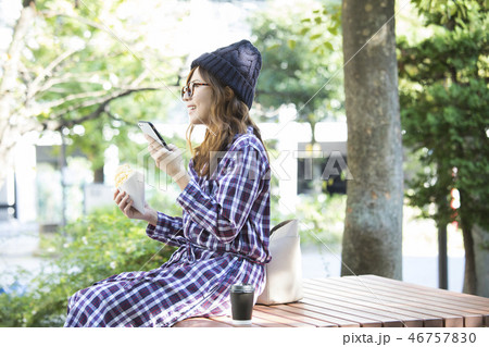 公園でスマホを見る女性　 46757830
