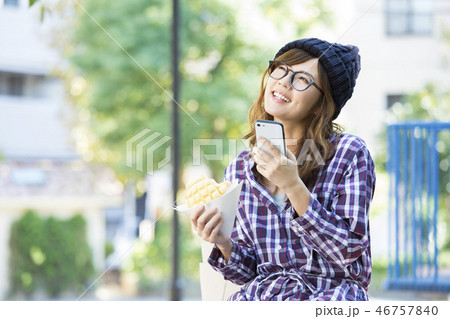 公園でスマホを見る女性　 46757840