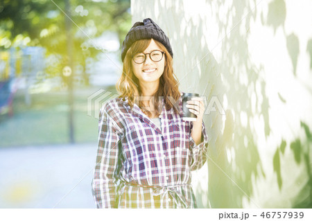 公園でコーヒーを飲む女性　 46757939