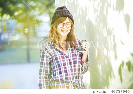 公園でコーヒーを飲む女性 公園でコーヒーを飲む女性 46757940