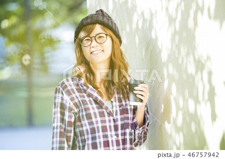 公園でコーヒーを飲む女性　 46757942