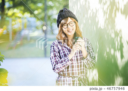 公園でコーヒーを飲む女性 公園でコーヒーを飲む女性 46757946