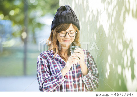 公園でコーヒーを飲む女性　 46757947