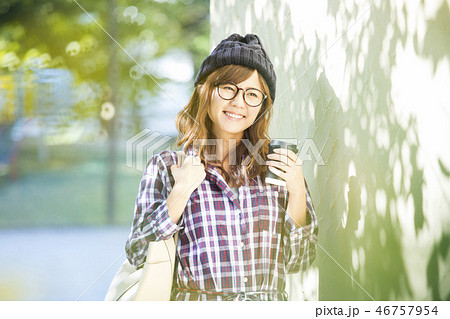 公園でコーヒーを飲む女性　 46757954