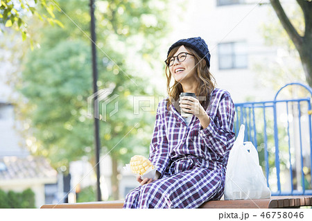 公園でパンを食べる女性 公園でパンを食べる女性 46758046
