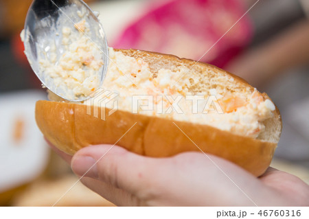 たまごサンドを作る手元 46760316