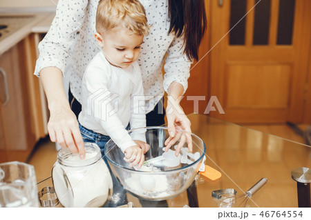 mother with son 46764554
