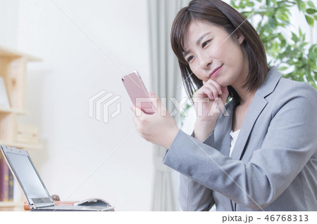 20代ビジネスウーマン　スマートフォン 46768313