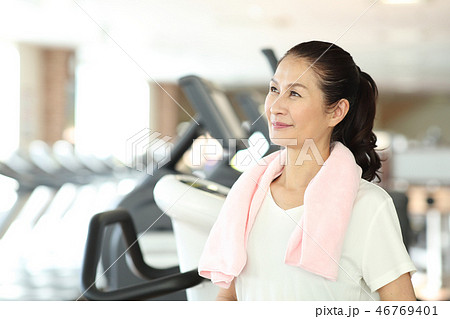 ジムに通う50代女性 ジムに通う50代女性 46769401