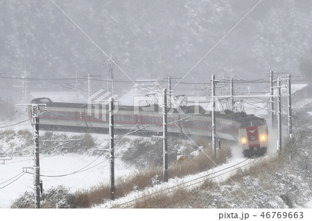 雪景色の伯備線を走る特急「やくも」 46769663