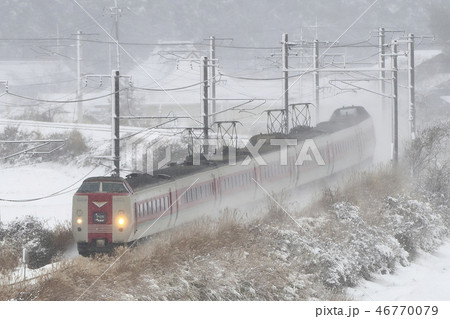 雪景色の伯備線を走る特急「やくも」 46770079