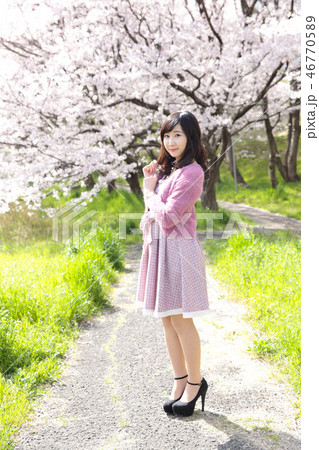 若い女性と桜 46770589