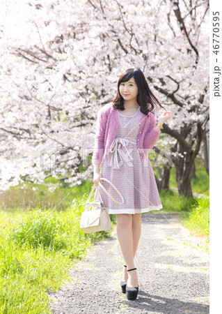 若い女性と桜 46770595