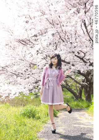 若い女性と桜 若い女性と桜 46770596
