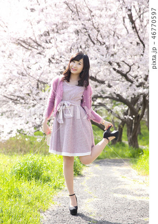 若い女性と桜 46770597