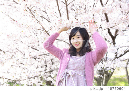 若い女性と桜 46770604