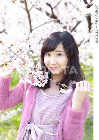 若い女性と桜 46770607
