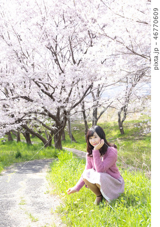 若い女性と桜 46770609