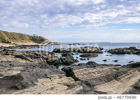 神奈川・城ヶ島の砂浜と岩場を見渡す海岸の絶景 神奈川・城ヶ島の砂浜と岩場を見渡す海岸の絶景 46770690