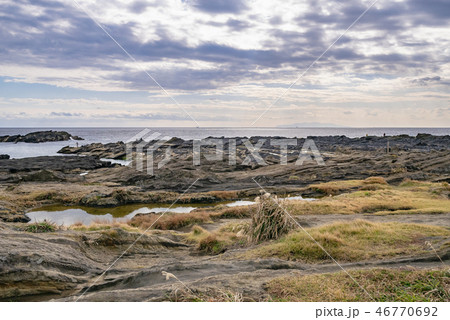 神奈川・城ヶ島の海と岩礁に広がる三浦半島の風光 神奈川・城ヶ島の海と岩礁に広がる三浦半島の風光 46770692