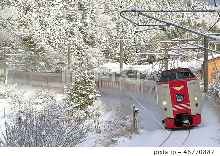 雪景色の伯備線を走る特急「やくも」 46770887