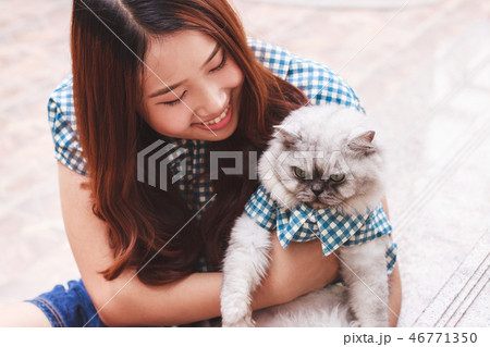 Young Asian woman playing with her persian cat. 46771350