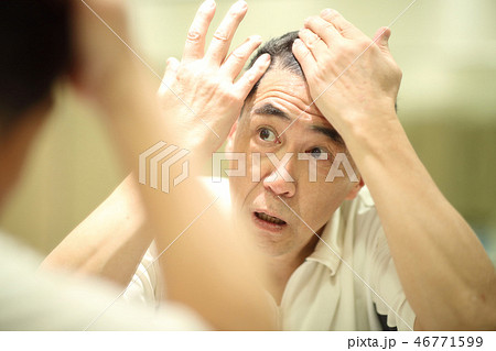 ヘアケアする60代男性 46771599