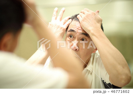 ヘアケアする60代男性 46771602