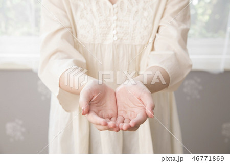 女性の両手 46771869