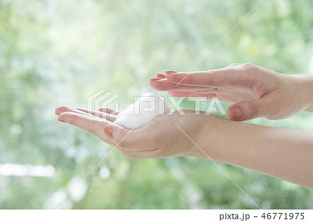 泡立てる女性の手 46771975