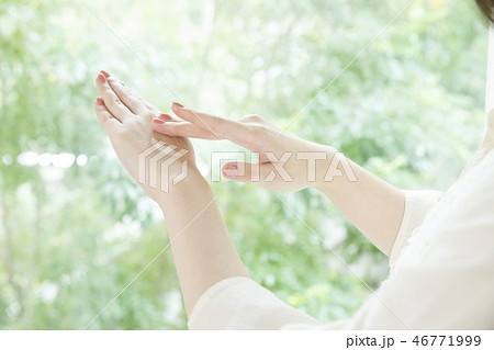 スキンケアする女性の手の写真素材 [46771999] - PIXTA