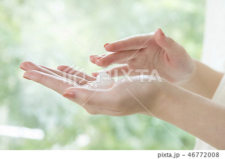 スキンケアする女性の手 46772008