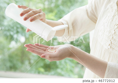 スキンケアする女性の手 スキンケアする女性の手 46772012