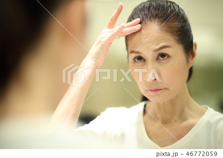 ヘアケアする50代女性 46772059