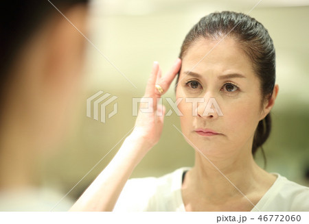 ヘアケアする50代女性 46772060