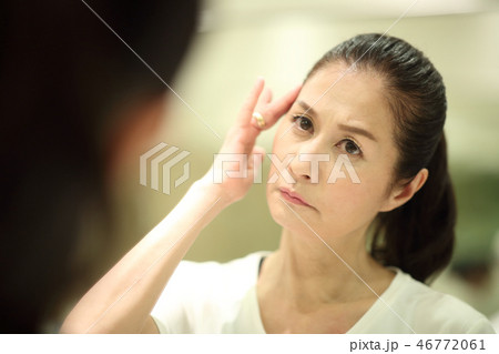 ヘアケアする50代女性 46772061