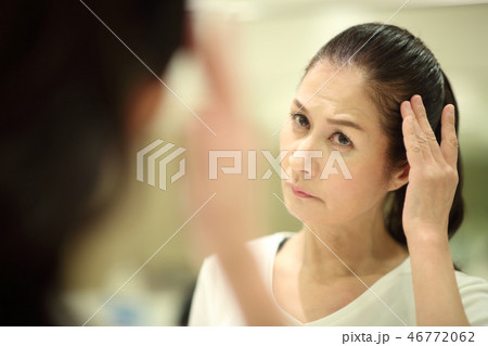 ヘアケアする50代女性 ヘアケアする50代女性 46772062