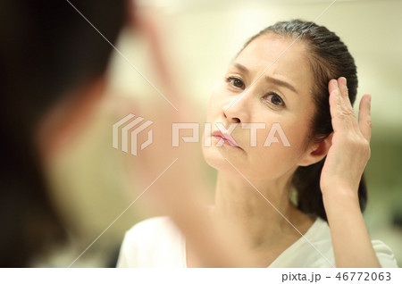 ヘアケアする50代女性 ヘアケアする50代女性 46772063