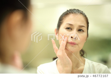 フェイスケアする50代女性 46772107