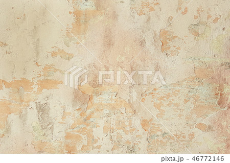 Vintage old wall with falling off plaster 46772146